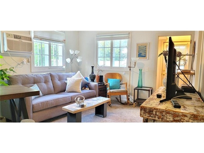 Building Photo - 2335 Hemlock Ln N