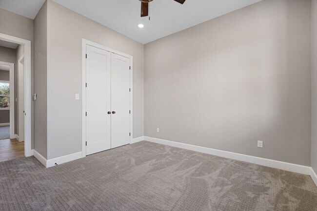 Building Photo - 405 Waggoner Ln