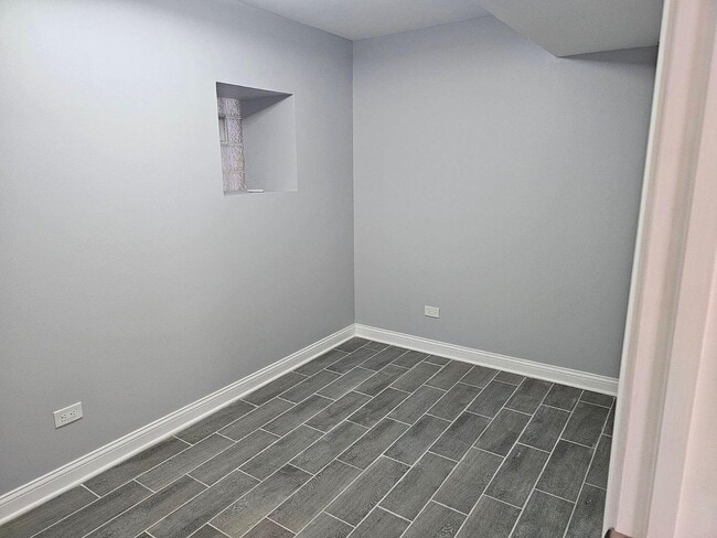 Building Photo - "Spacious 2-Bedroom Oasis on W Fillmore St – 1496 Sq Ft of Comfort in Chicago's Heart!"