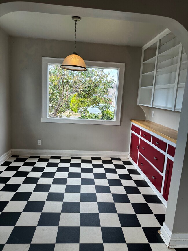 Building Photo - 910-911 Carolina St