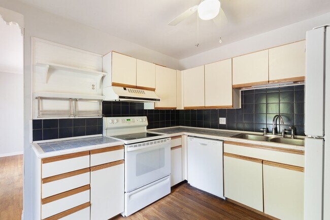 Building Photo - 3BR/2.5BA in Ideal Smyrna Location w/ Deck...