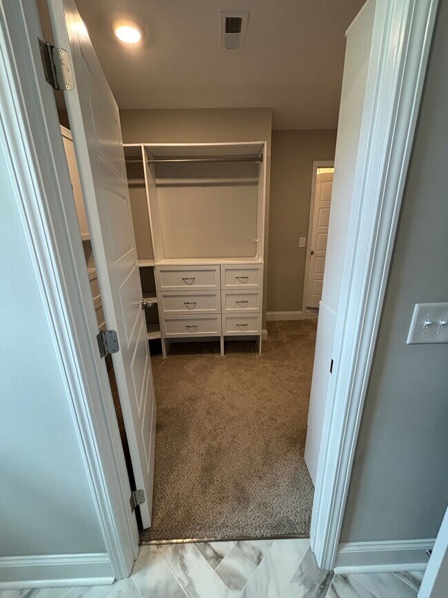 Building Photo - 4 Bedroom 2 1/2 Bath Pet Friendly Home For Rent Near Post!