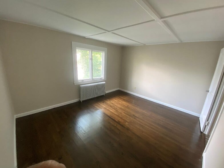Bdrm w/New Floors - 2 Hasbrouck Ave