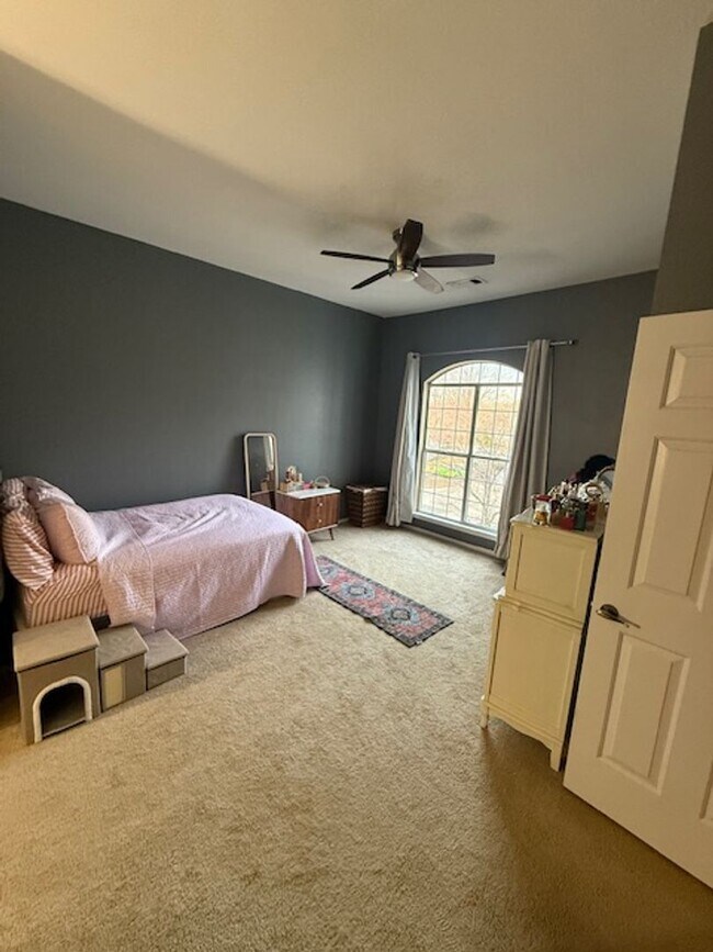 Building Photo - 608 Squire Ln