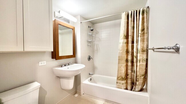 Building Photo - 2 BEDROOM HIGH FLOOR UNIT IN KAKAAKO