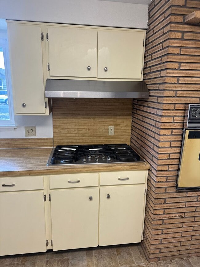 Building Photo - Vintage Character, Modern Finishes! Spacio...