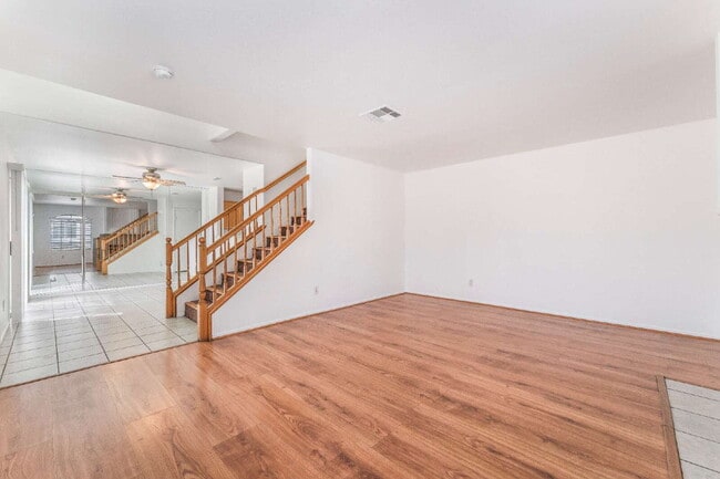 Building Photo - Move in now to this beautiful 2 story 3 bed 2.5 bath townhome near the Lakes area!