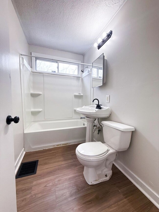 Building Photo - Move-In Ready 2BR Home w/Full Fenced In Yard + Bonus Room Basement!