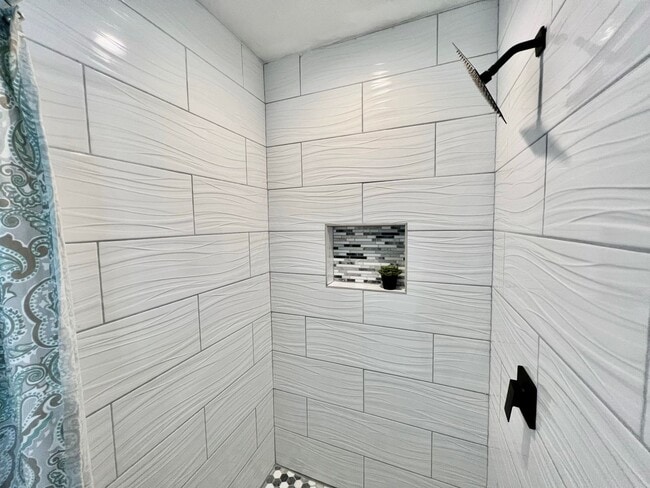 Building Photo - Updated & Ready 09-19-25! Pet Friendly - F...