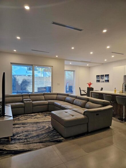 Building Photo - 2275 SE 7th St