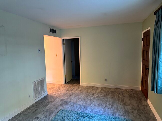 Building Photo - 5515 Sheila Ave