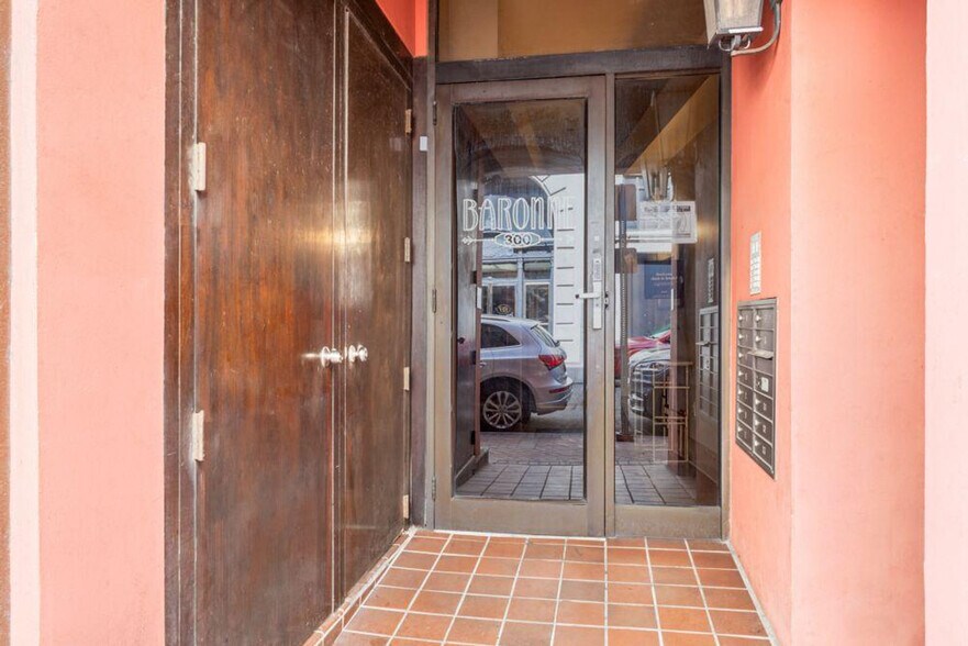 Building Photo - 300 Baronne St