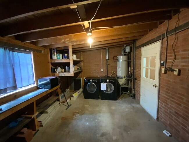 Building Photo - 3 Bedroom Single Story Available Near Coma...