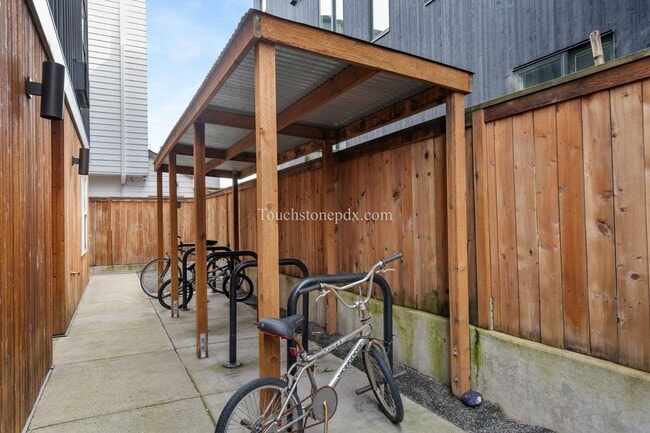 Building Photo - Contemporary 2 Bedroom, 1.5 Bathroom Apartment