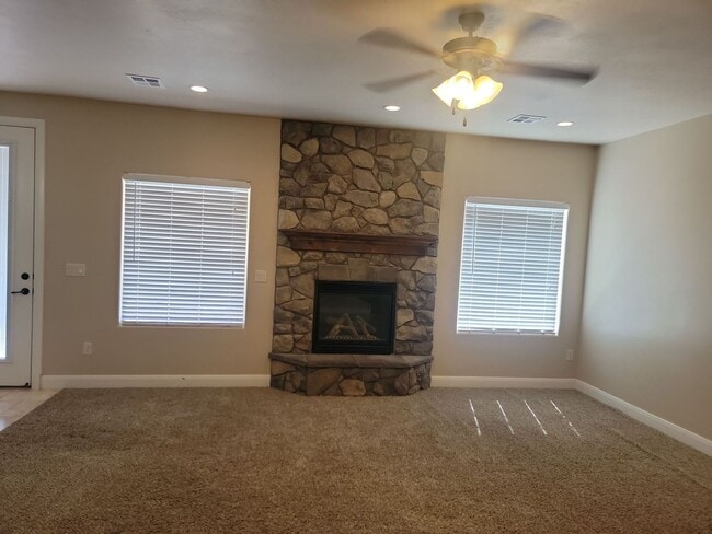Building Photo - Gorgeous 6 Bedroom Home in Washington!