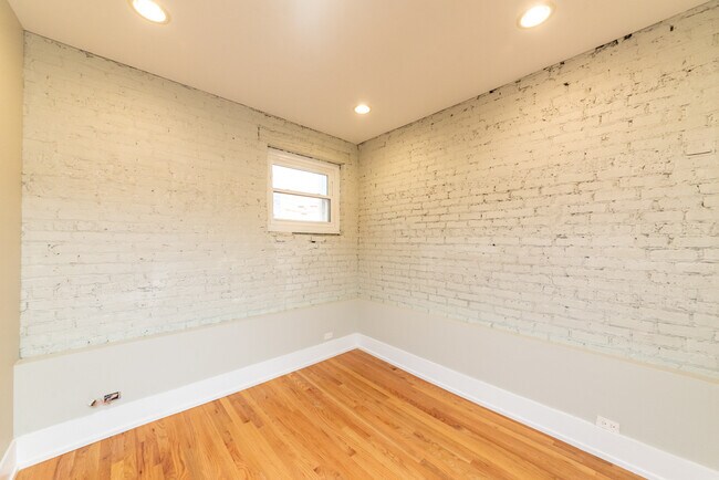 Building Photo - 1122 W Addison St