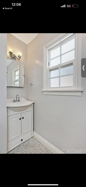 Building Photo - 4922 Hayvenhurst Ave