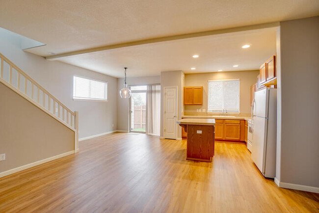 Building Photo - THREE BEDROOM TOWNHOME IN HAZEL DELL