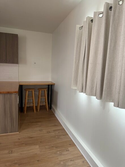 Desk or seating area - 17606 Roscoe Blvd