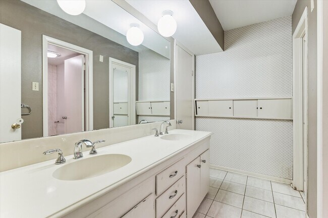 Building Photo - 1031 Ridgeley Dr