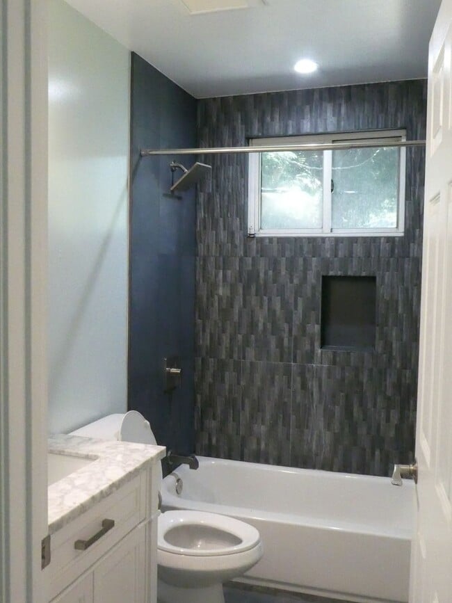 Building Photo - Inviting 3-Bed/2-Bath Home - Menlo Park