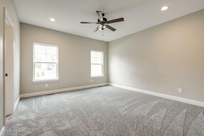 Building Photo - 1725 Oakvale Dr