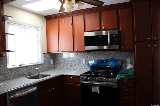 Building Photo - 37 Hemlock St