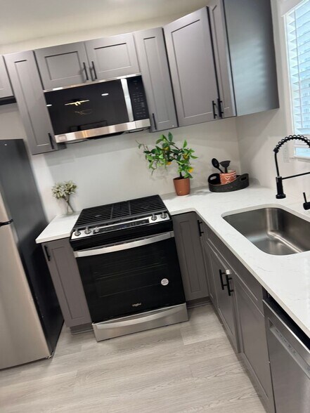 Building Photo - 3475 Meadowlane Pl SW