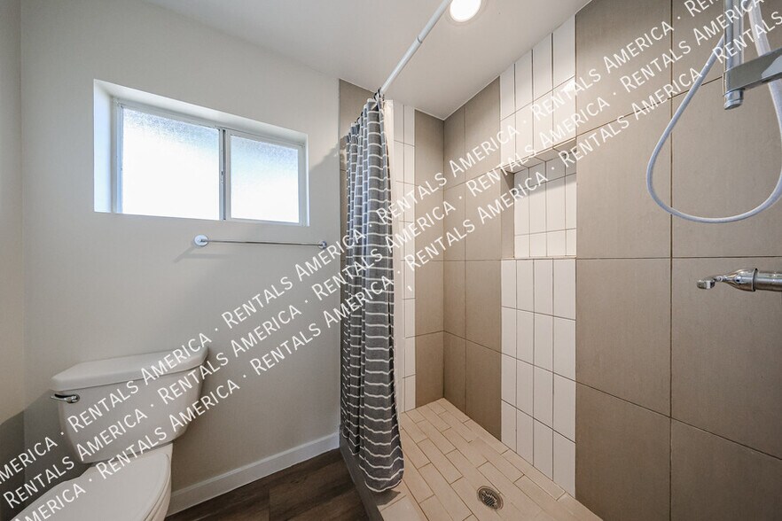 Building Photo - 105 E Hermosa Dr