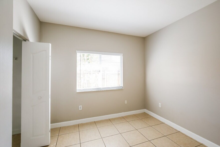 Building Photo - 1241 NE 41st Pl