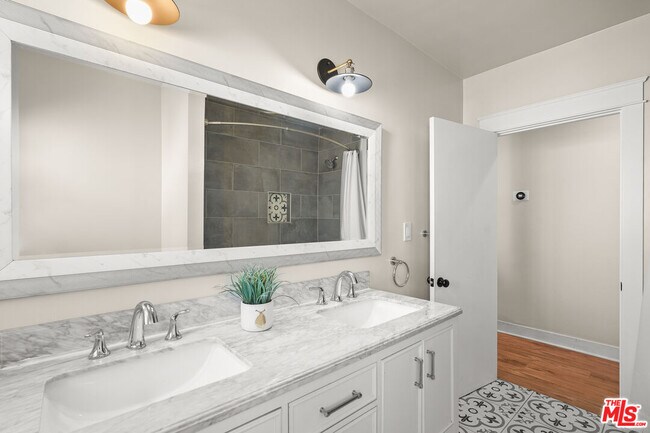 Building Photo - 1828 W 84th St