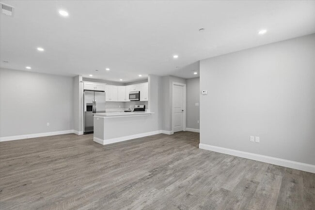 Building Photo - 204 Central St