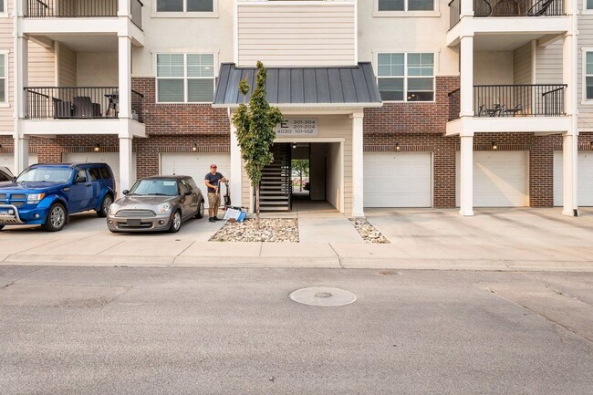 Building Photo - Beautiful Top Level Condo w 1 car garage