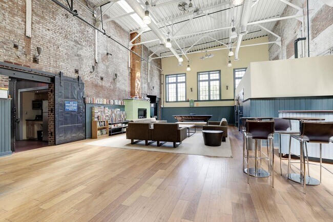 Building Photo - 347 Varick St