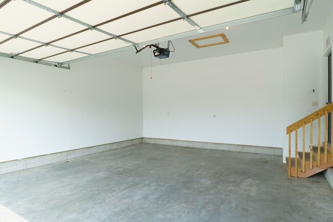 Building Photo - 3 Bedroom Townhome Available August 1st, 2026