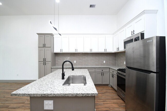 Building Photo - 5901 Crest Ct