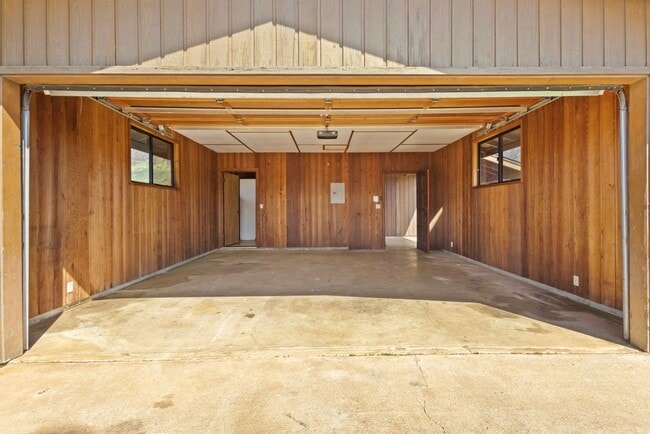 Building Photo - Three Bedroom Makaha Rental