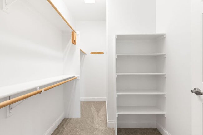 Building Photo - Spacious, modern 5 bed 4 bath home