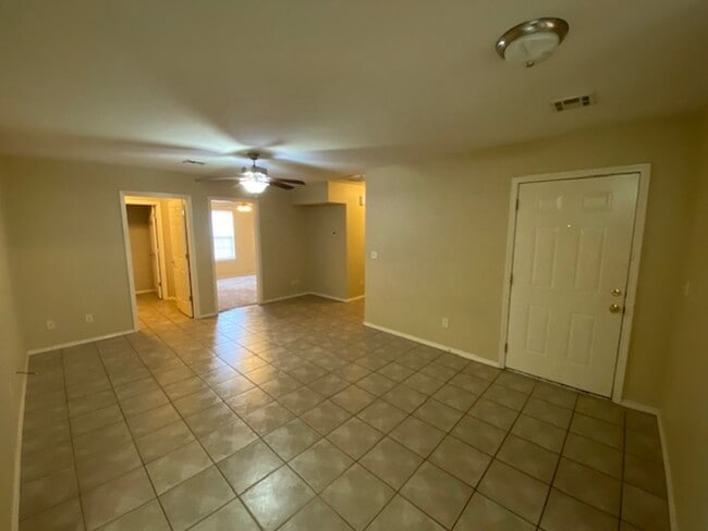 Building Photo - Spacious Duplex in Farmington!