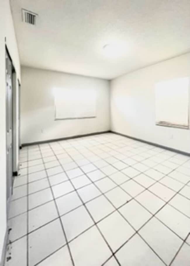 Building Photo - Three Bedroom Single Family Home with Private Fenced Yard