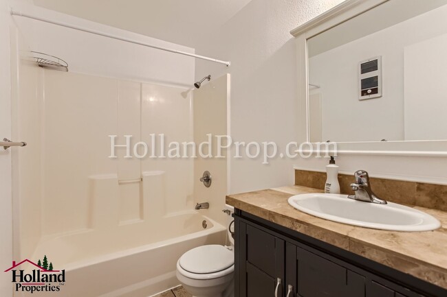 Building Photo - Charming Unit 2 Beds 1 Bath waiting for you!!! NEW PRICE $1,595 and REDUCED SECURITY DEPOSIT!!