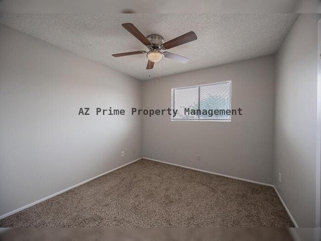 Building Photo - 427 E Malibu Dr