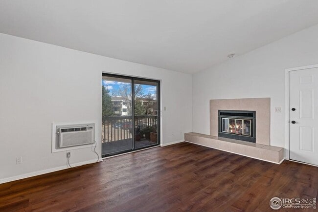 Building Photo - Top Floor 2bed/2bath Condo - Open Floor Pa...