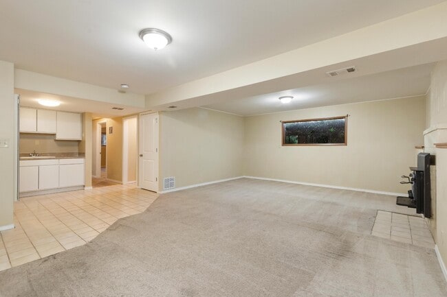 Building Photo - Spacious 5-Bed Home on XL Private Lot!