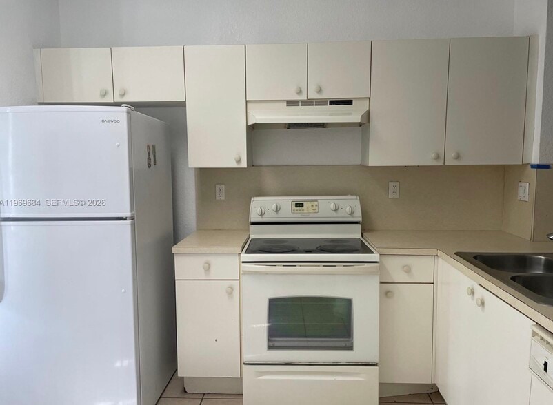 Building Photo - 8835 S Isles Cir