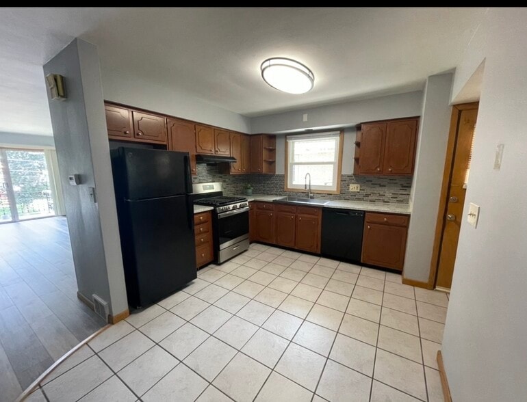 Building Photo - 716 Medford Dr