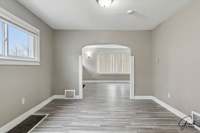 Building Photo - $1500 Large 3 bedroom home