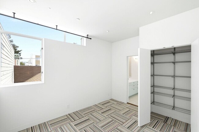 Building Photo - 1076 S Van Ness Ave
