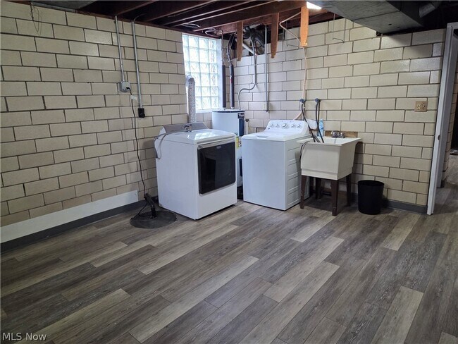 Building Photo - 3976 Faircrest St SW