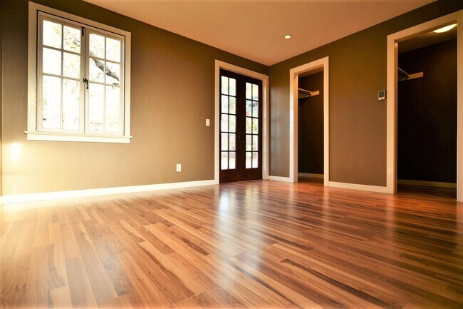 Building Photo - 6632 Simson St